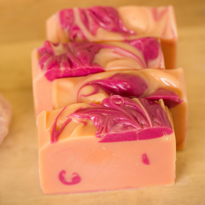 Wisdom is sweet and tangy. A perfectly balanced of grapefruit and lemongrass, luscious and uplifting! 