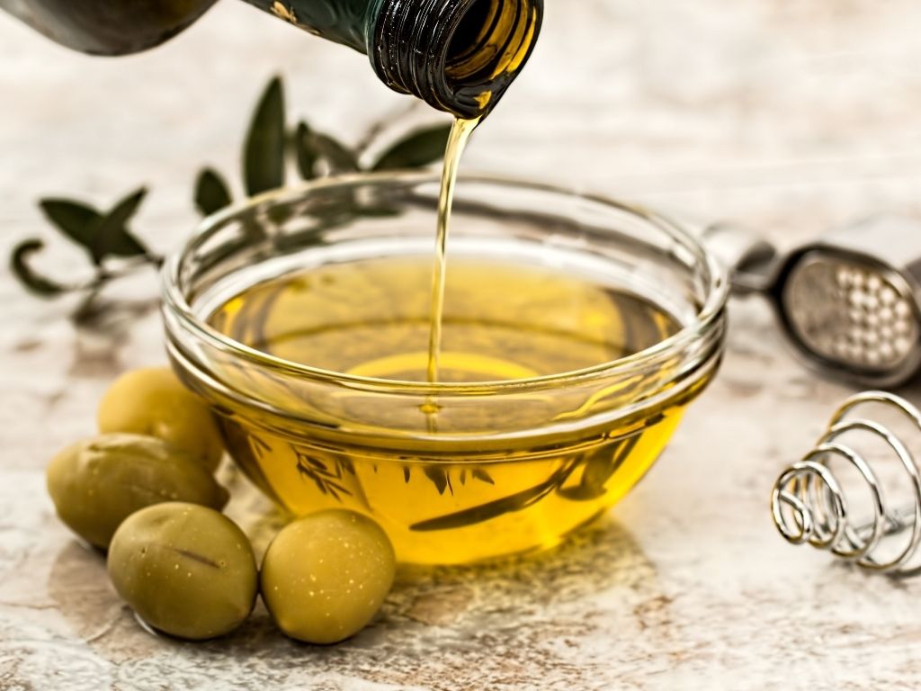 Discover here four things olive oil does for your skin