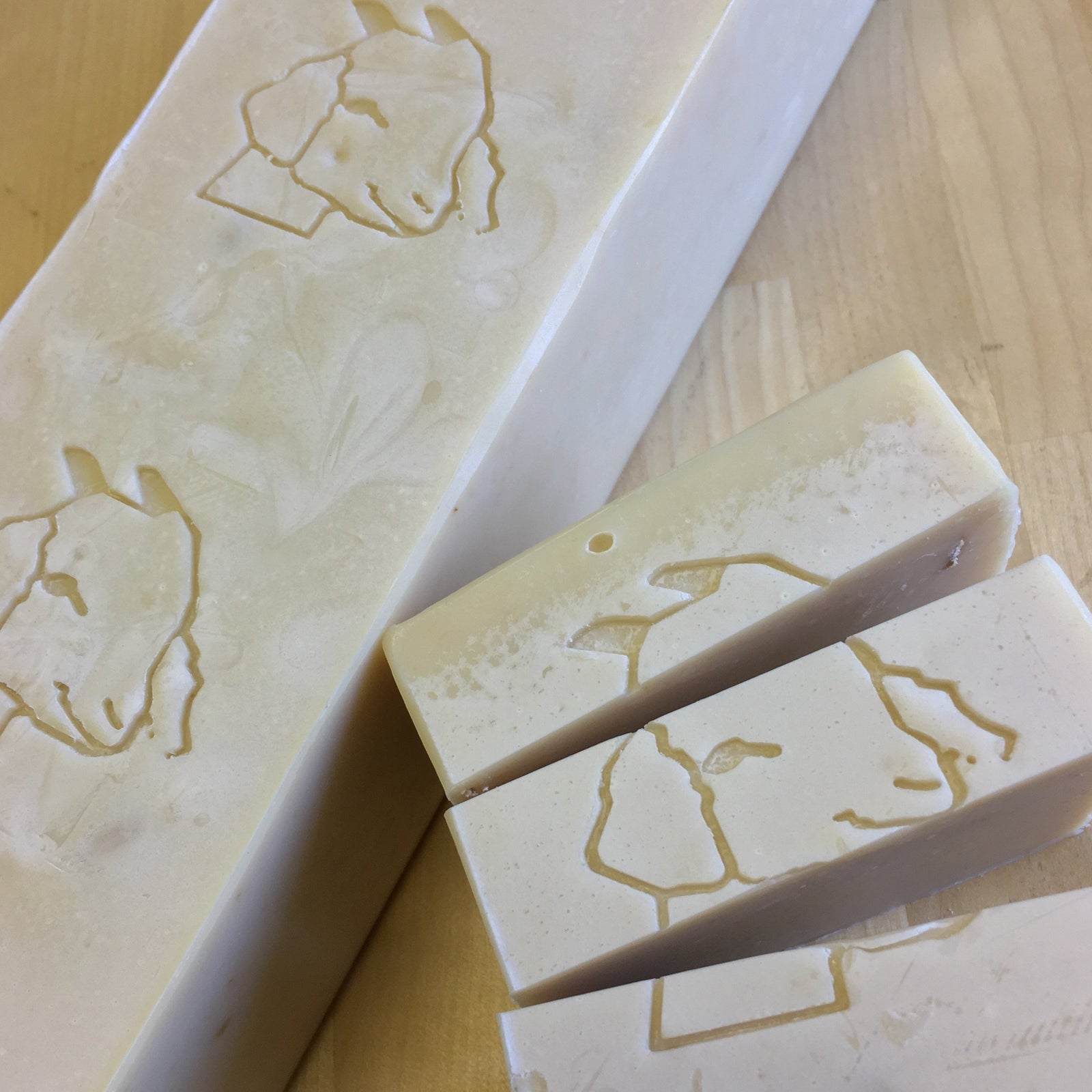 This soap is soothing and transports you into a space of calm, awakening within you. Lavender essential oil is known for its ancestral properties, especially those that gently lift the mind and emotions.